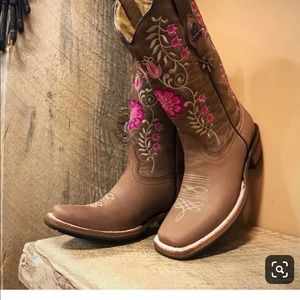 Meet your Posher, Dora